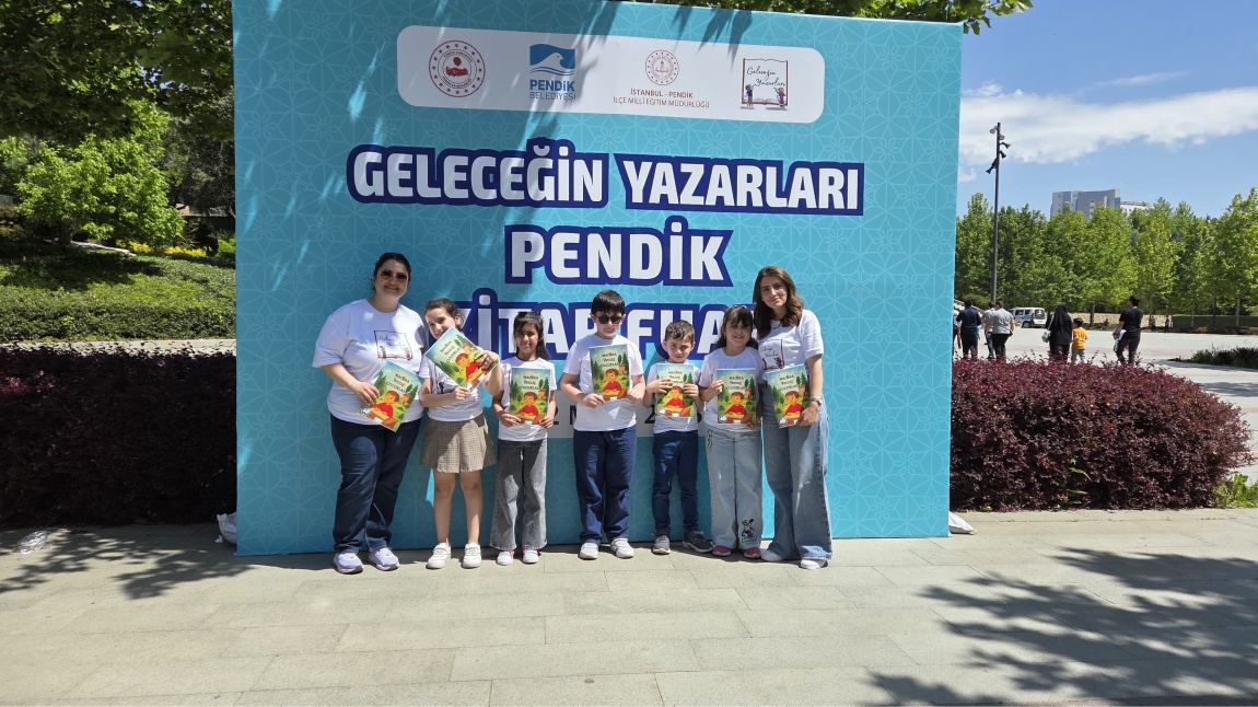Geleceğin Yazarları Projesi Kapsamında Öğrencilerimiz Yazdıkları Kitabı Tanıttılar.