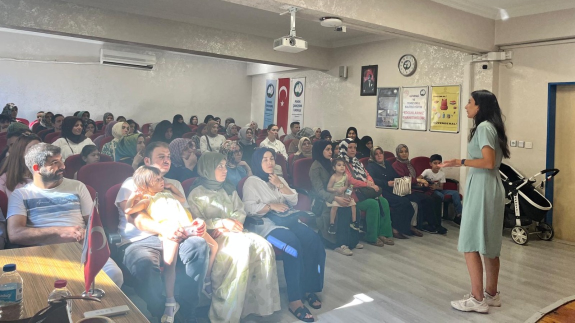 1. Sınıf Öğrenci Velilerimize Yönelik Ebeveyn-Veli Uyum Eğitimleri Başladı