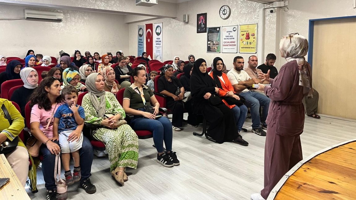 1. Sınıf Öğrenci Velilerimize Yönelik Ebeveyn-Veli Uyum Eğitimlerimiz Yapıldı